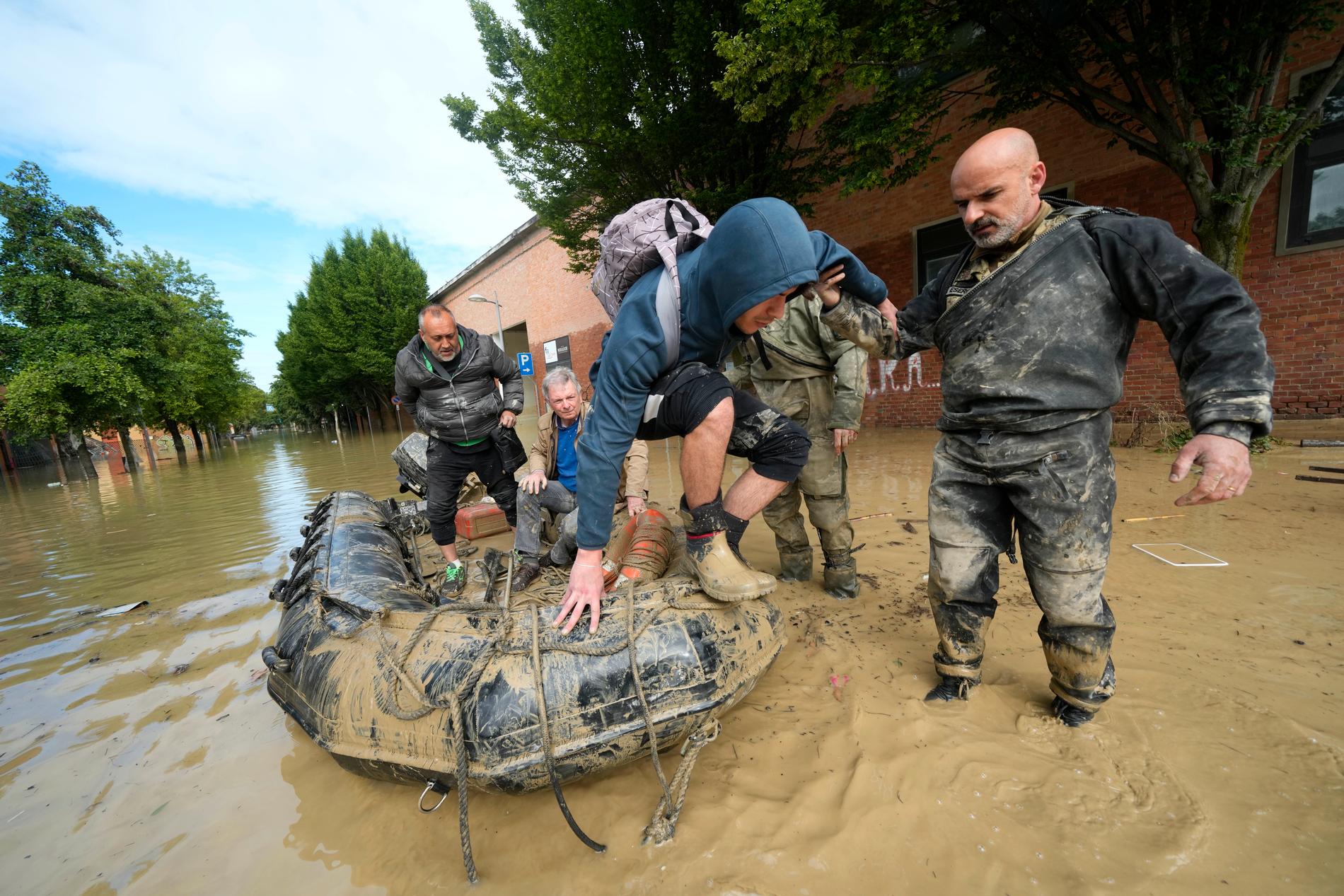 Räddningsinsats i staden Faenza under torsdagen.
