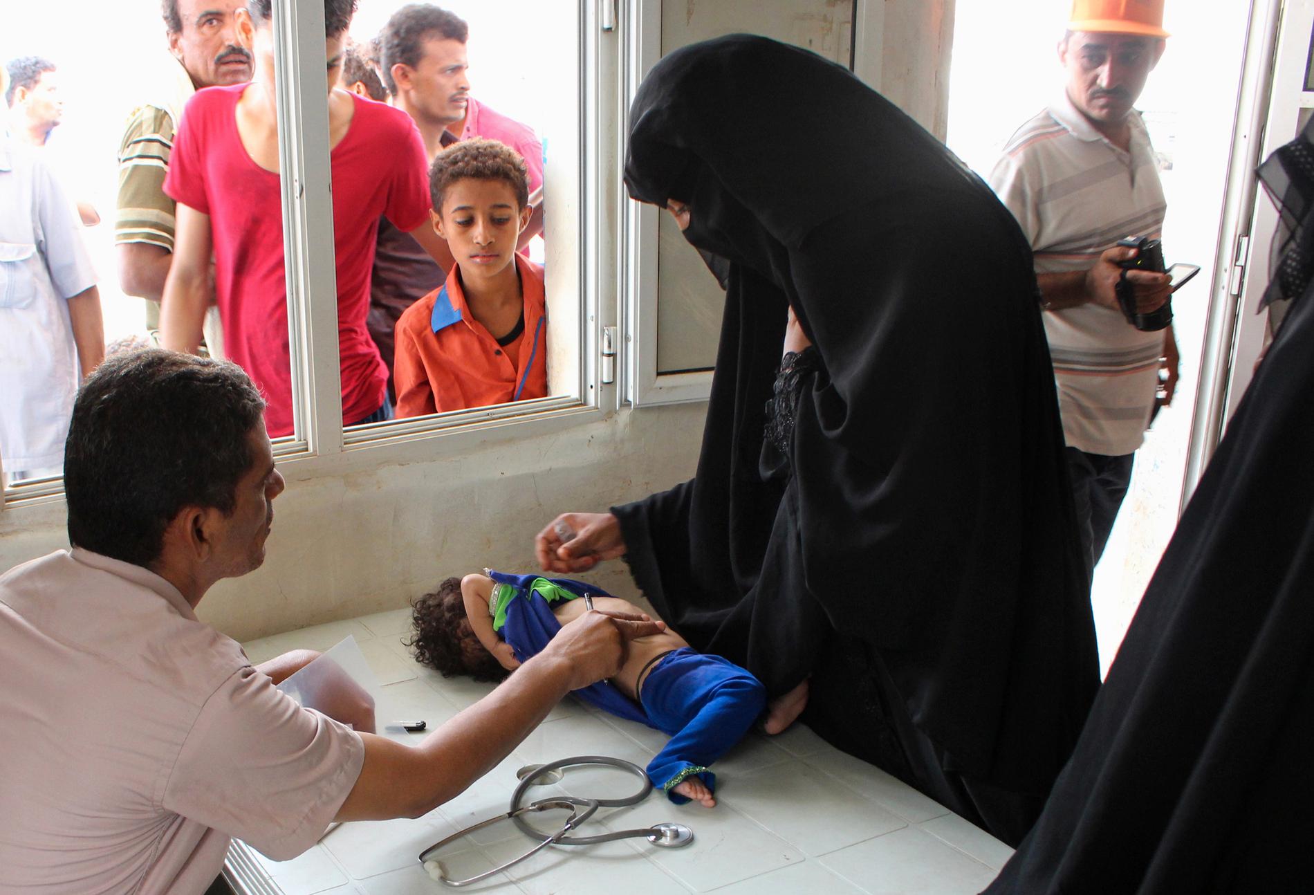 En kvinna med sitt undernärda barn på ett sjukhus i staden Abs i nordvästra Jemen. Arkivbild.