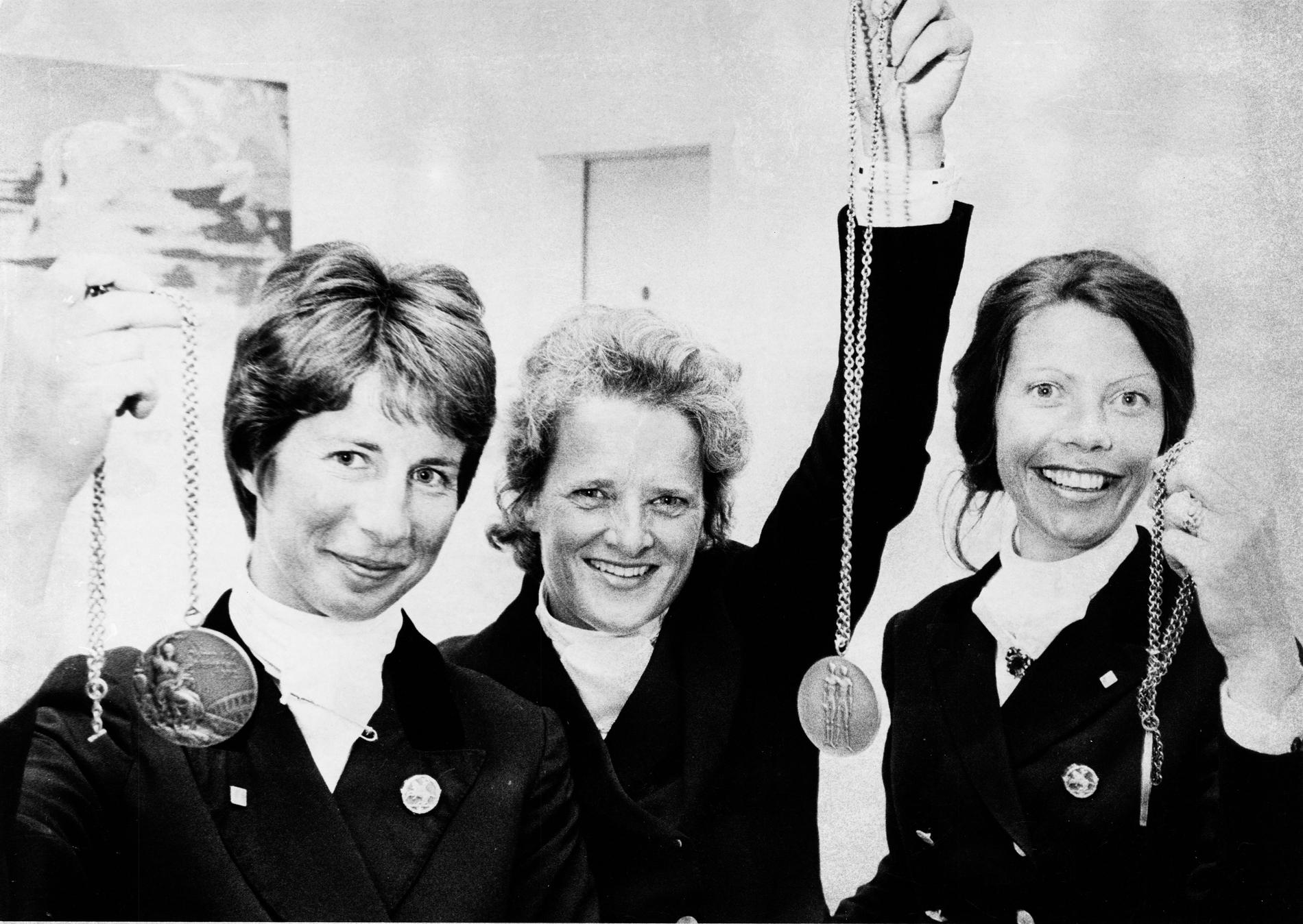 Ulla Håkanson, Maud von Rosen och Ninna Swaab, tävlingsryttare Sverige med sina OS-bronsmedaljer i München 1972. 