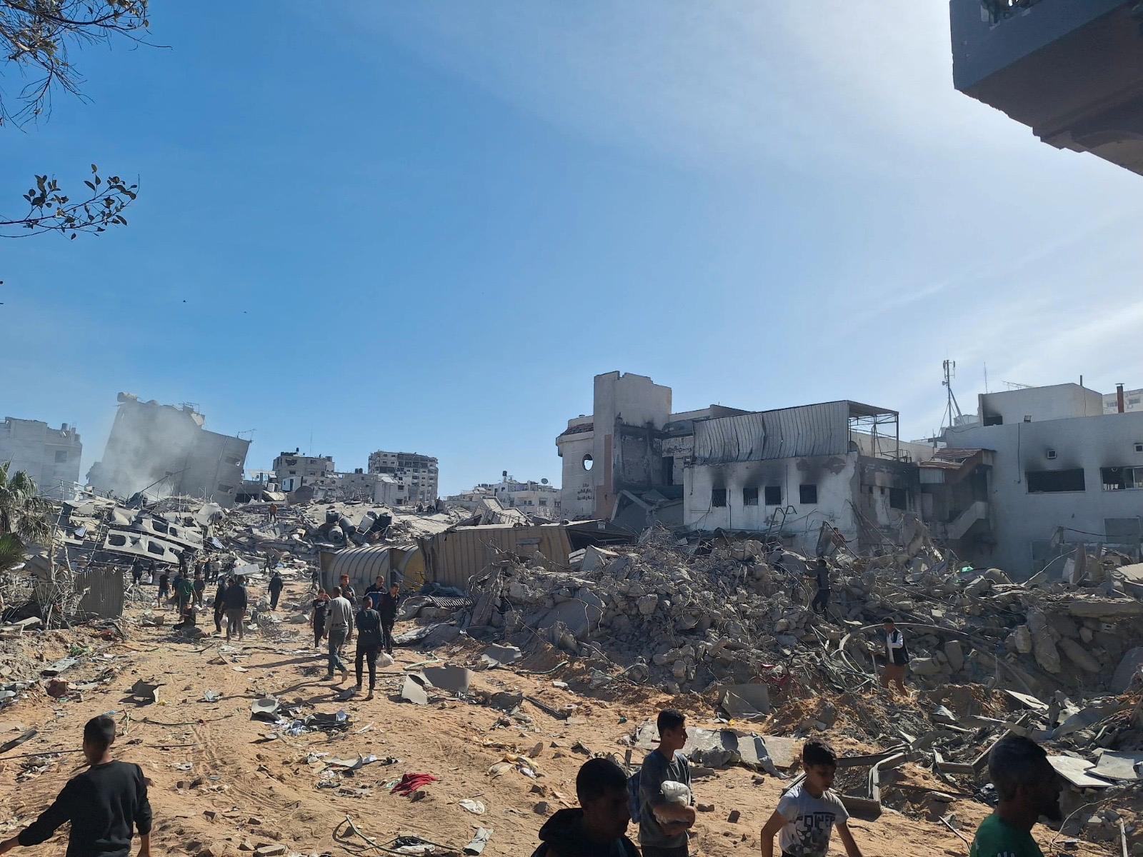 Stora delar av sjukhusområdet al-Shifa i Gaza City är totalförstört.
