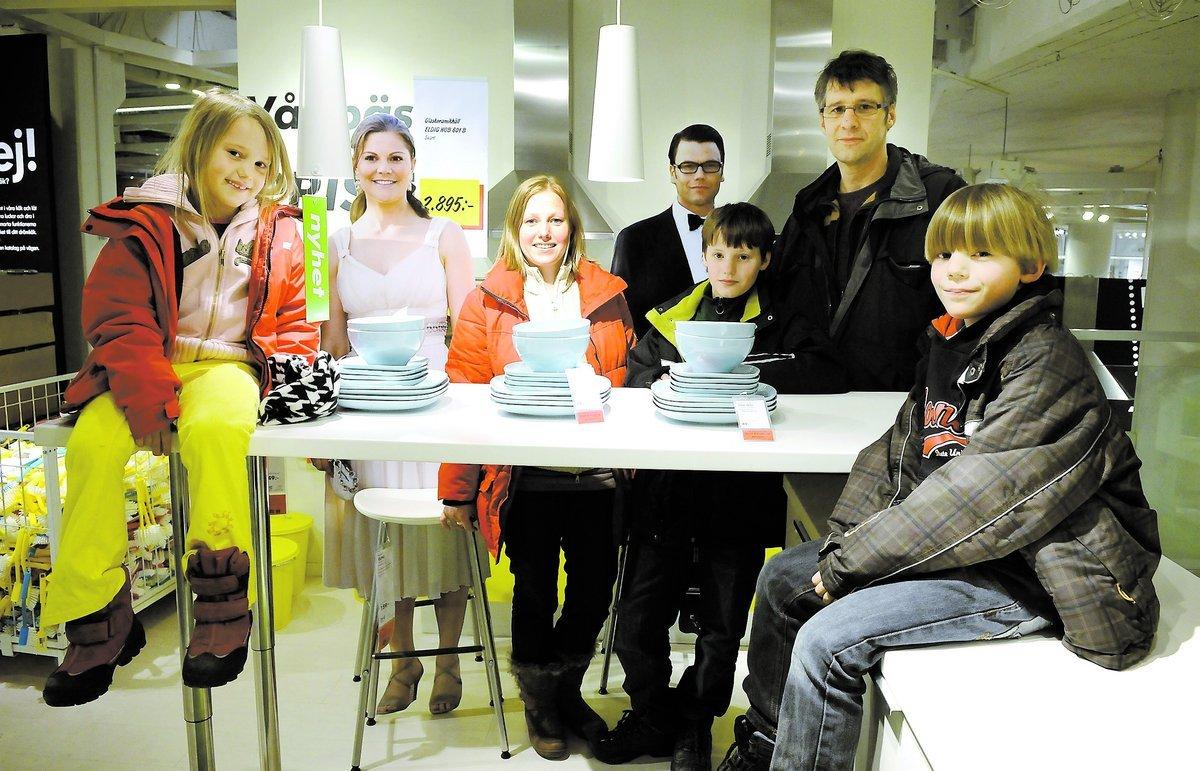 På Ikea träffar det blivande brudparet i papp familjen Blomberg: Isabelle, 6, Lena, 38, Sebastian, 12, Mats, 43, och Marcus, 9.
