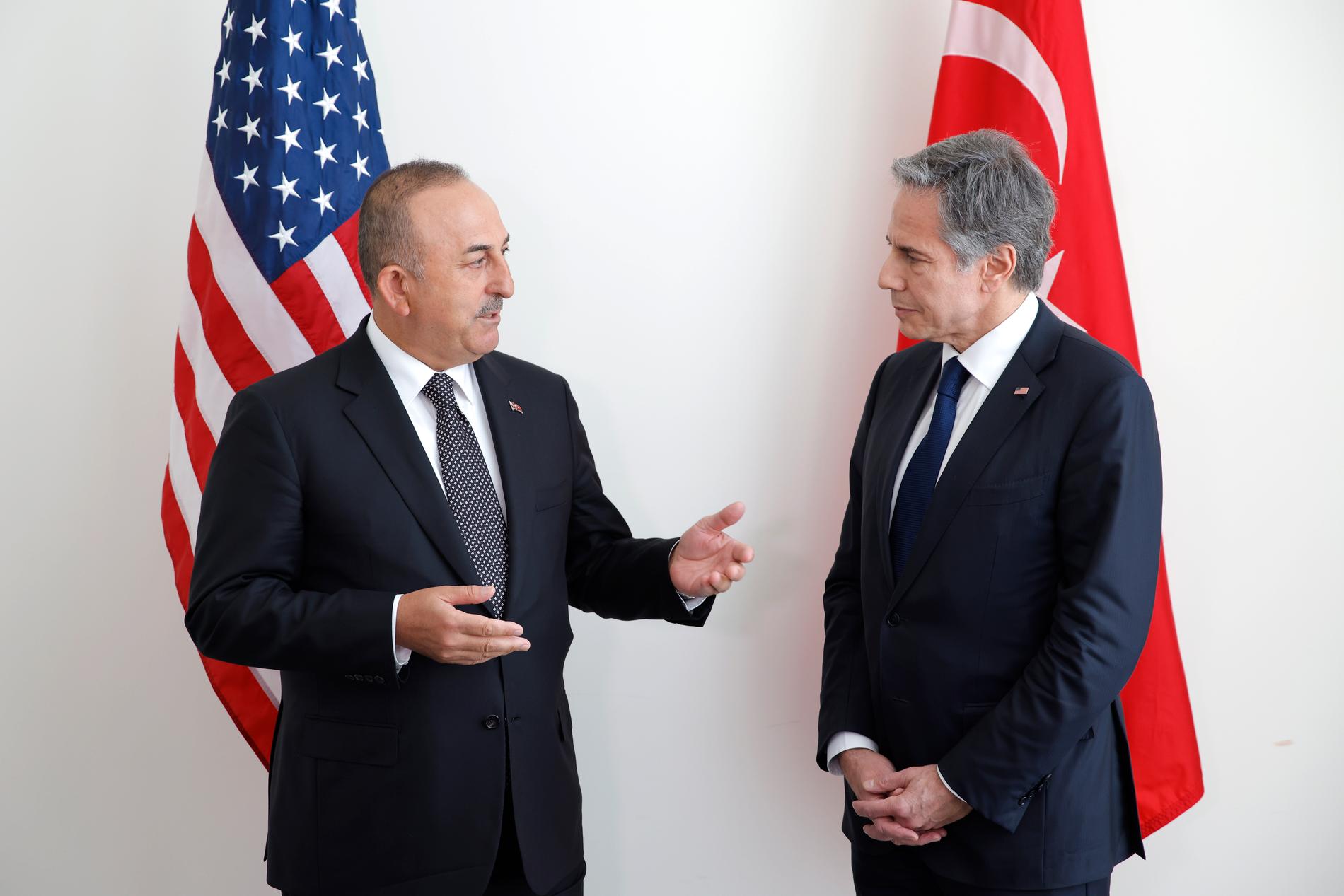 Turkiets utrikesminister Mevlüt Cavusoglu med USA:s dito Antony Blinken efter ett möte på onsdagen.
