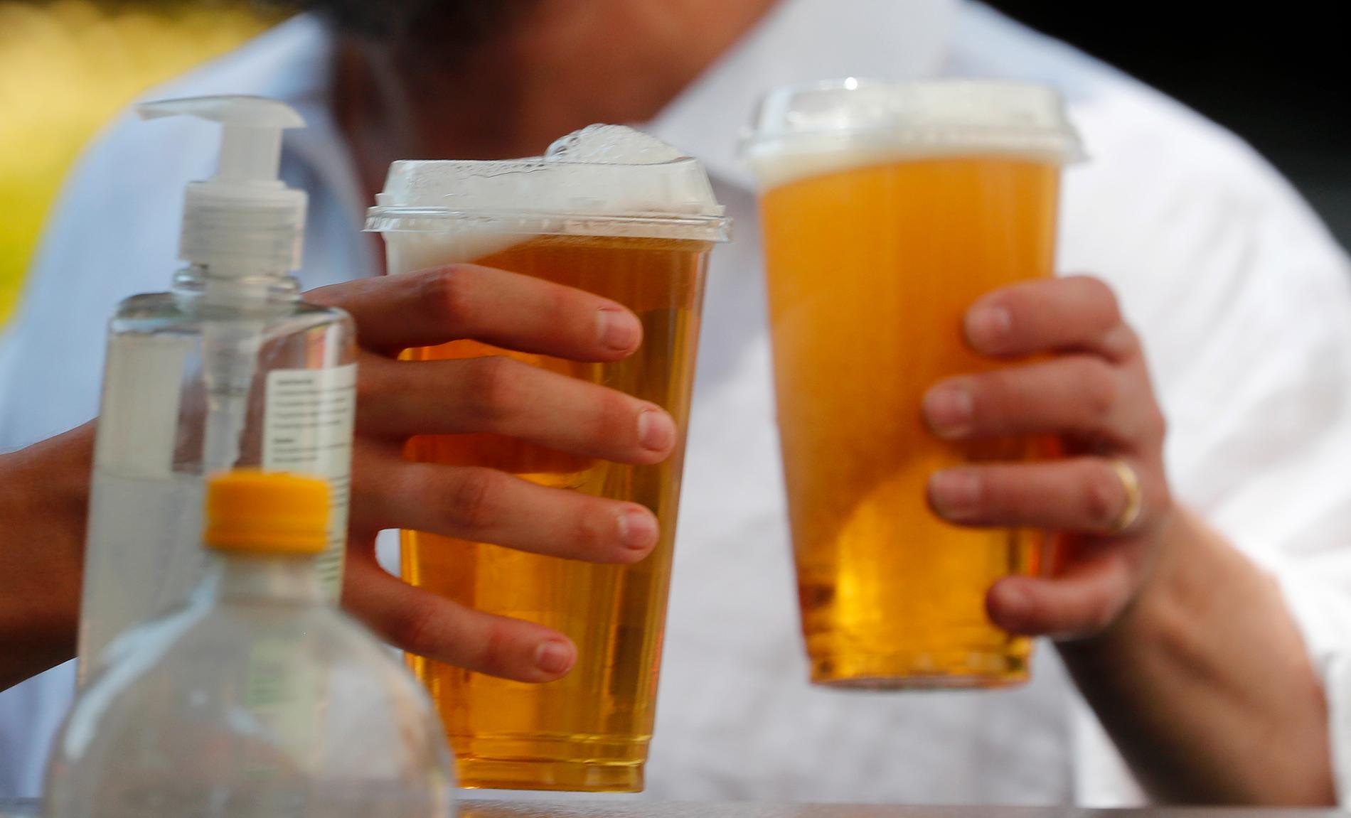 "Två öl och lite handsprit, tack." Miljoner engelsmän ser fram mot den 4 juli då pubarna öppnar igen efter en historisk nedstängningsperiod.