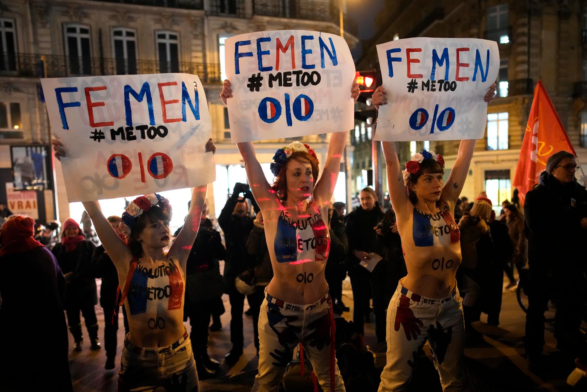 Aktivister håller affischer under en protest mot den franske skådespelaren Gerard Depardieu. Arkivbild.