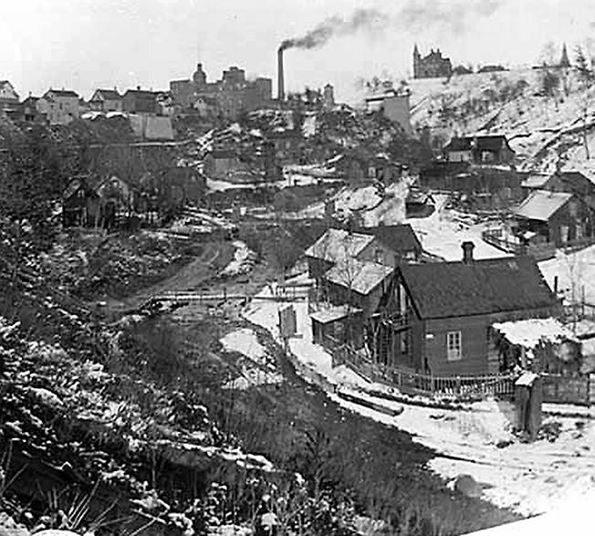 ”Hålan” Slumområdet Swede Hollow 1910, där Ola Larsmos roman om de fattiga svenska invandrarna utspelar sig. I dag är "hålan” en park.