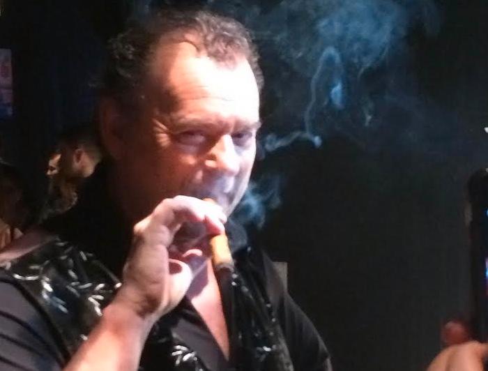 Steffo röker cigarr inomhus vid mingel.