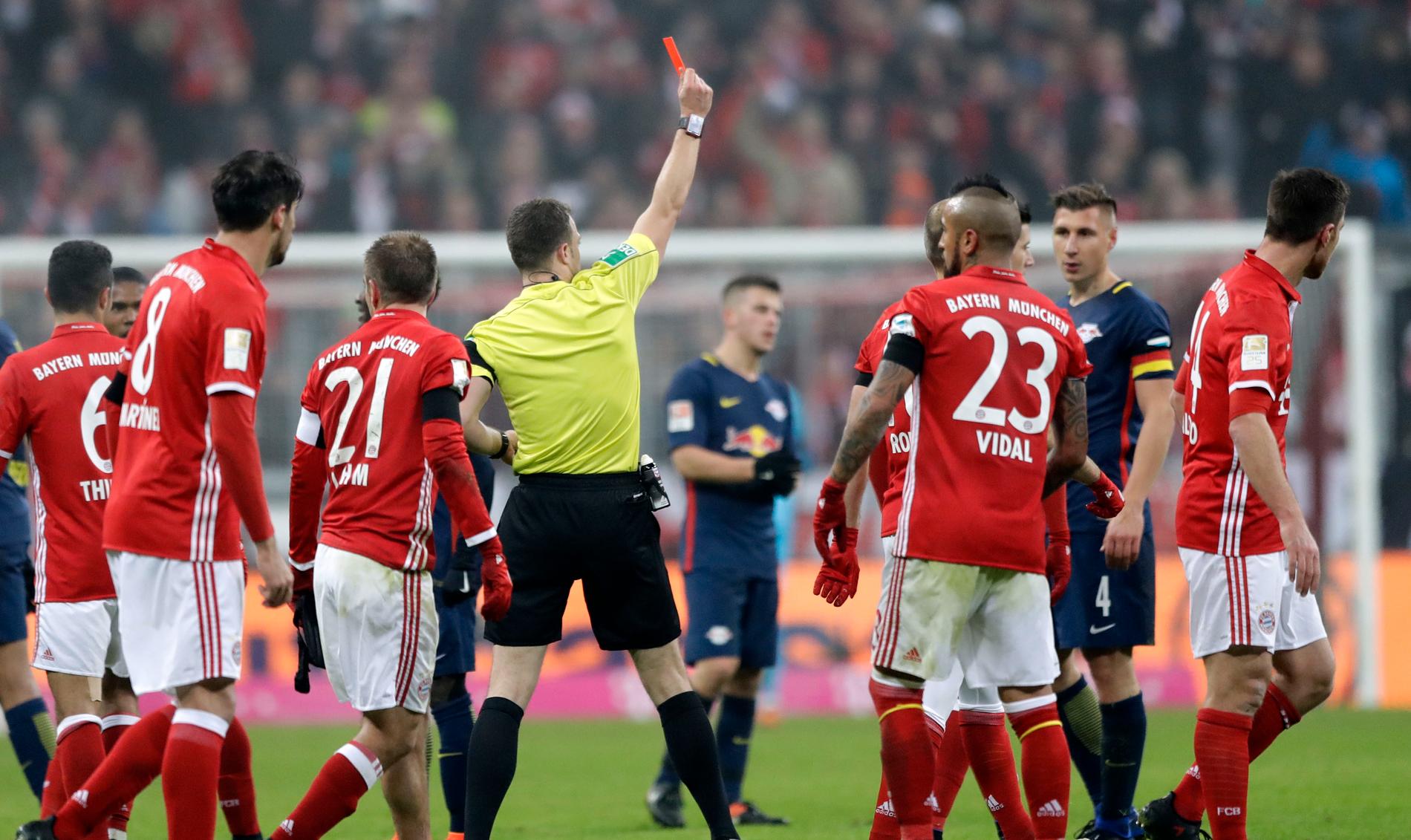 Emil Forsberg fick syna det röda kortet mot Bayern München.