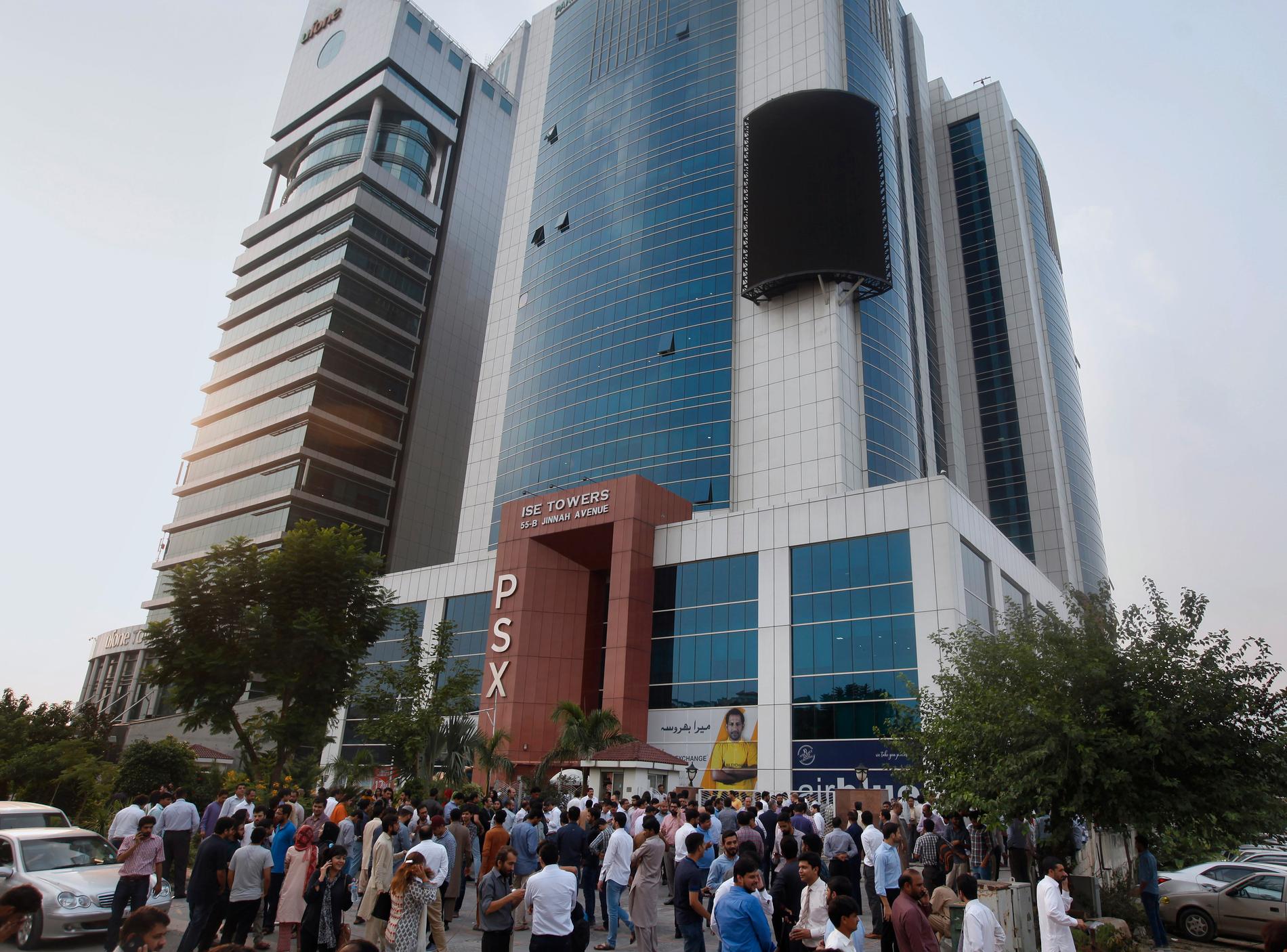 Människor samlas utanför en kontorsbyggnad i Pakistans huvudstad Islamabad efter skalvet.