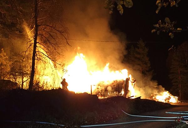 Ett planerat flyktingboende utanför Eskilstuna brann ned tidigare i oktober. Polisen misstänker att branden var anlagd.