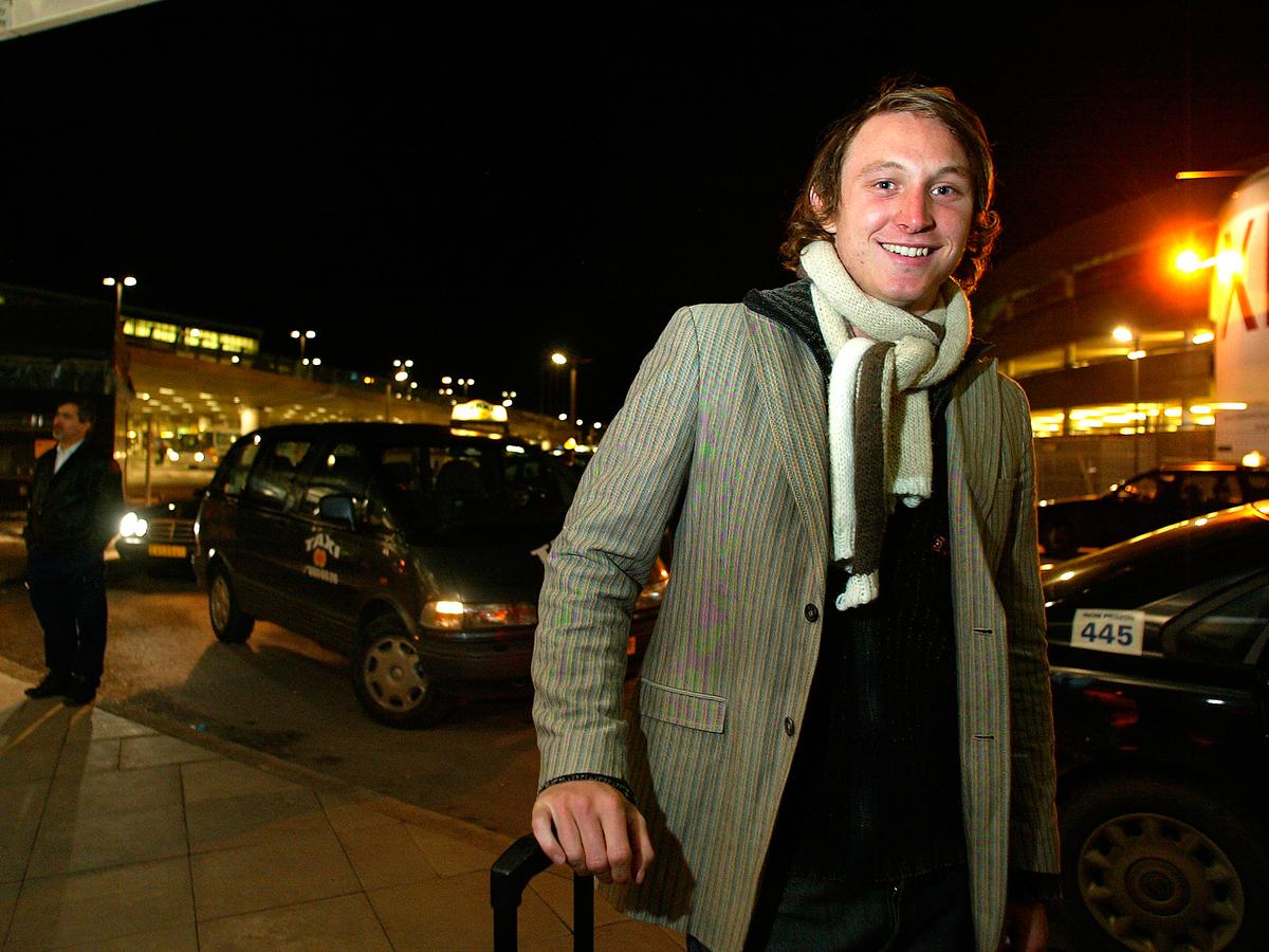 En lycklig Kim Källström landar på Arlanda efter att han 2003 skrivit på sitt första proffskontrakt utomlands. Källström lämnade DJurgården för spel i franska Rennes. Foto: Ulf Höijer.