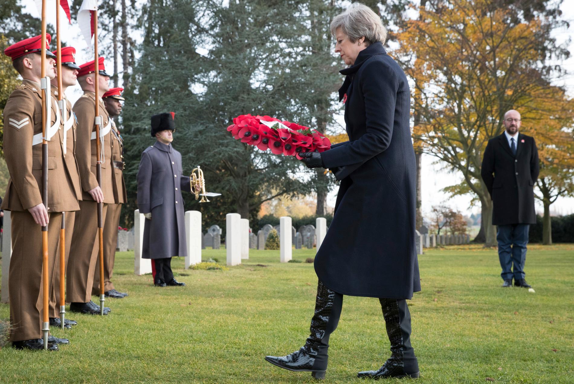 Storbritanniens premiärminister Theresa May lägger ned kransar vid brittiska förstavärldskrigsgravar i södra Belgien.