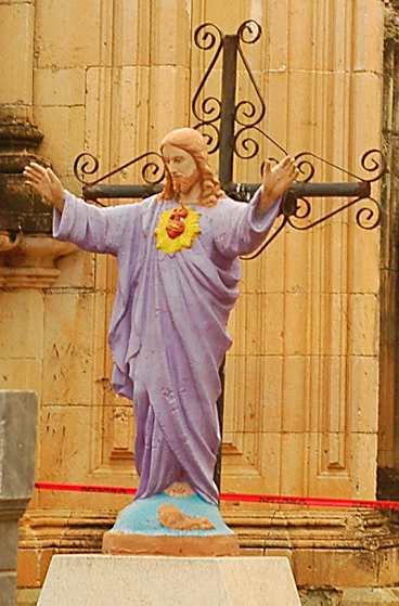Färgglada Jesusstatyer är populärt att pryda gravarna med.