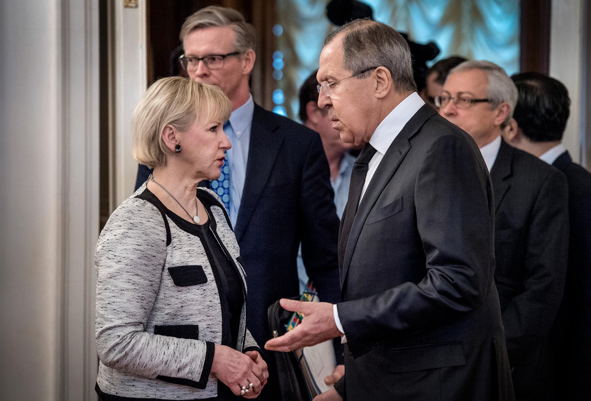 Wallström i samspråk med Rysslands utrikesminister Sergej Lavrov vid ett tidigare tillfälle.