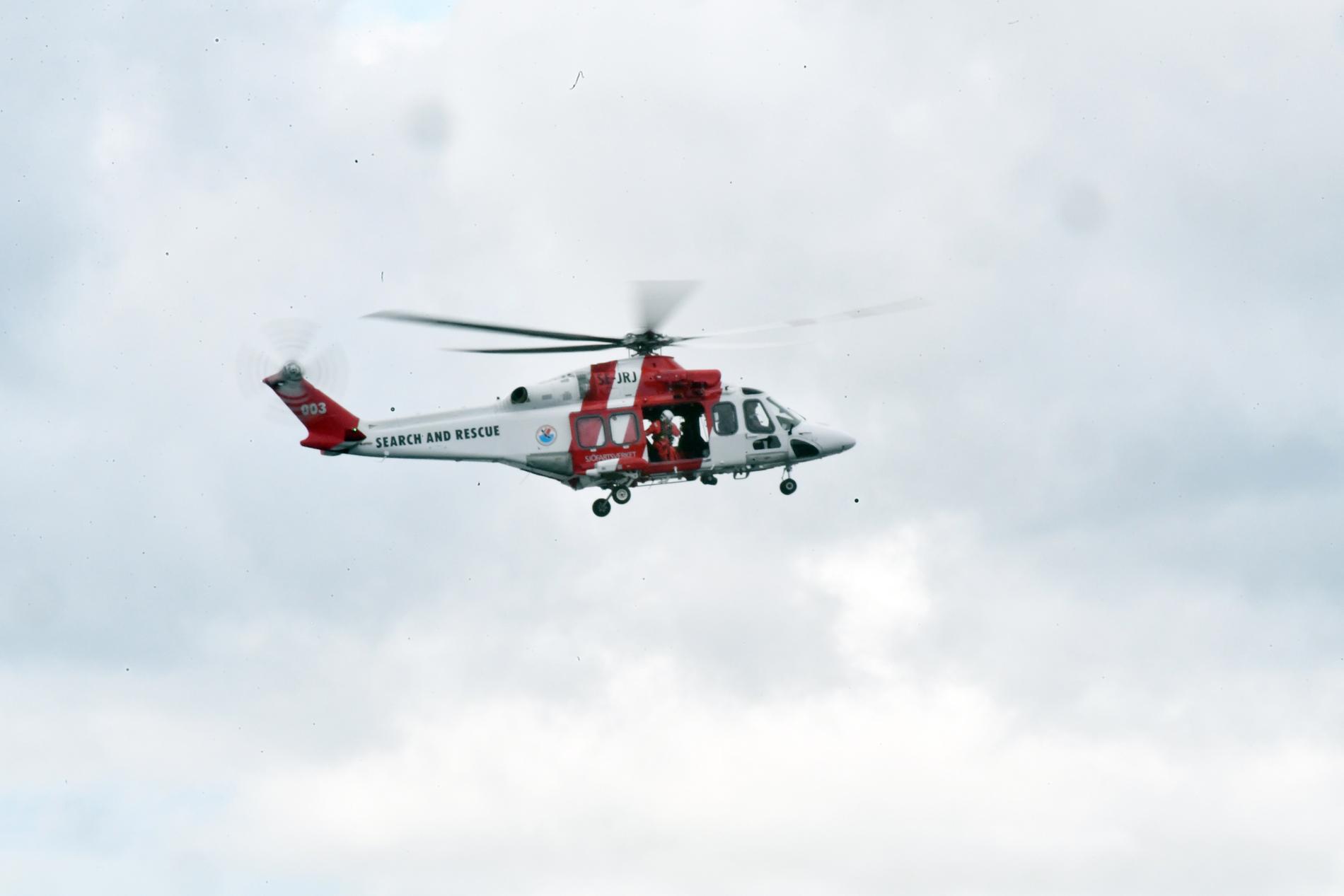 Räddningshelikopter över olycksplatsen