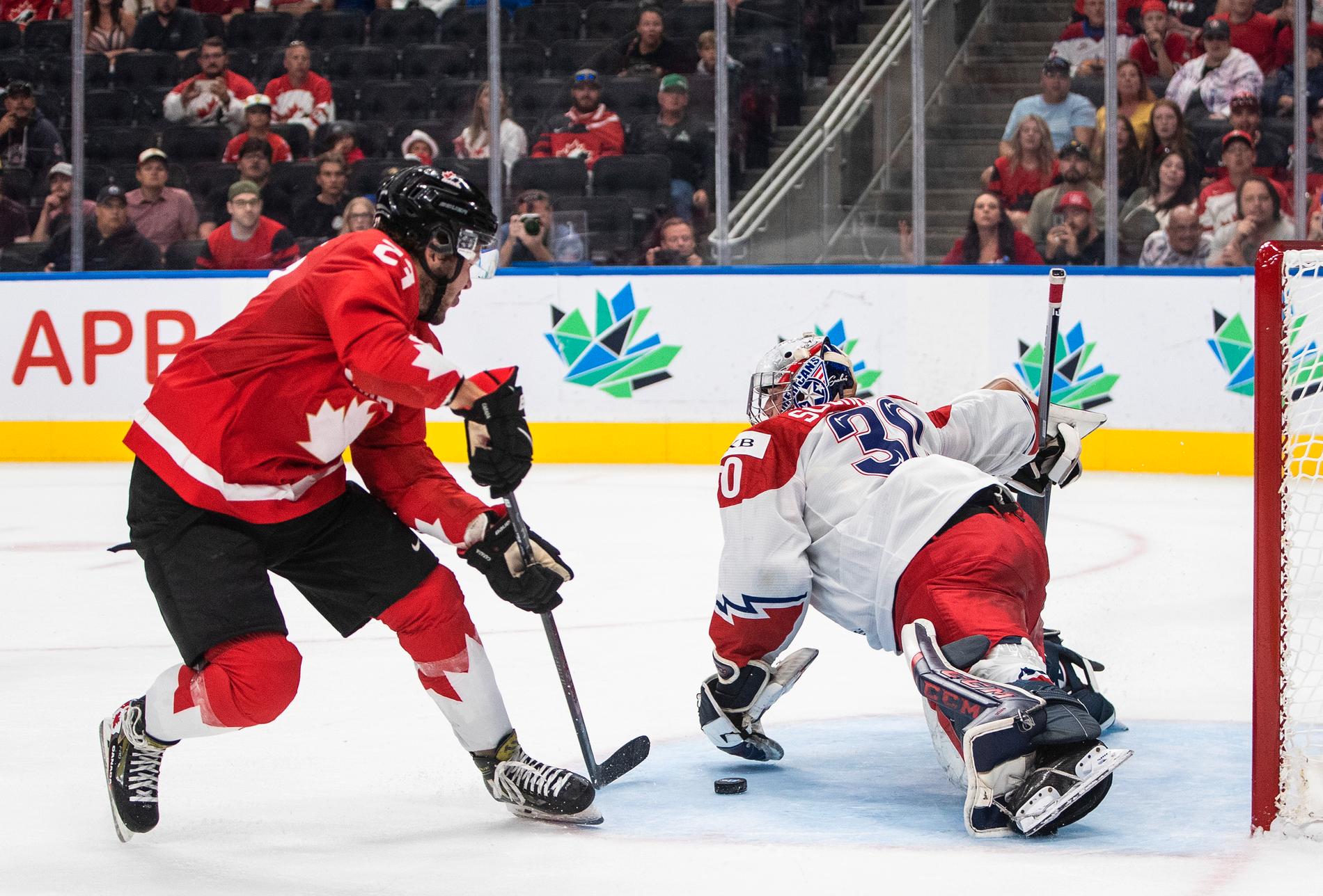 Kanadas Mason McTavish gör ett av sina två mål mot Tjeckien.