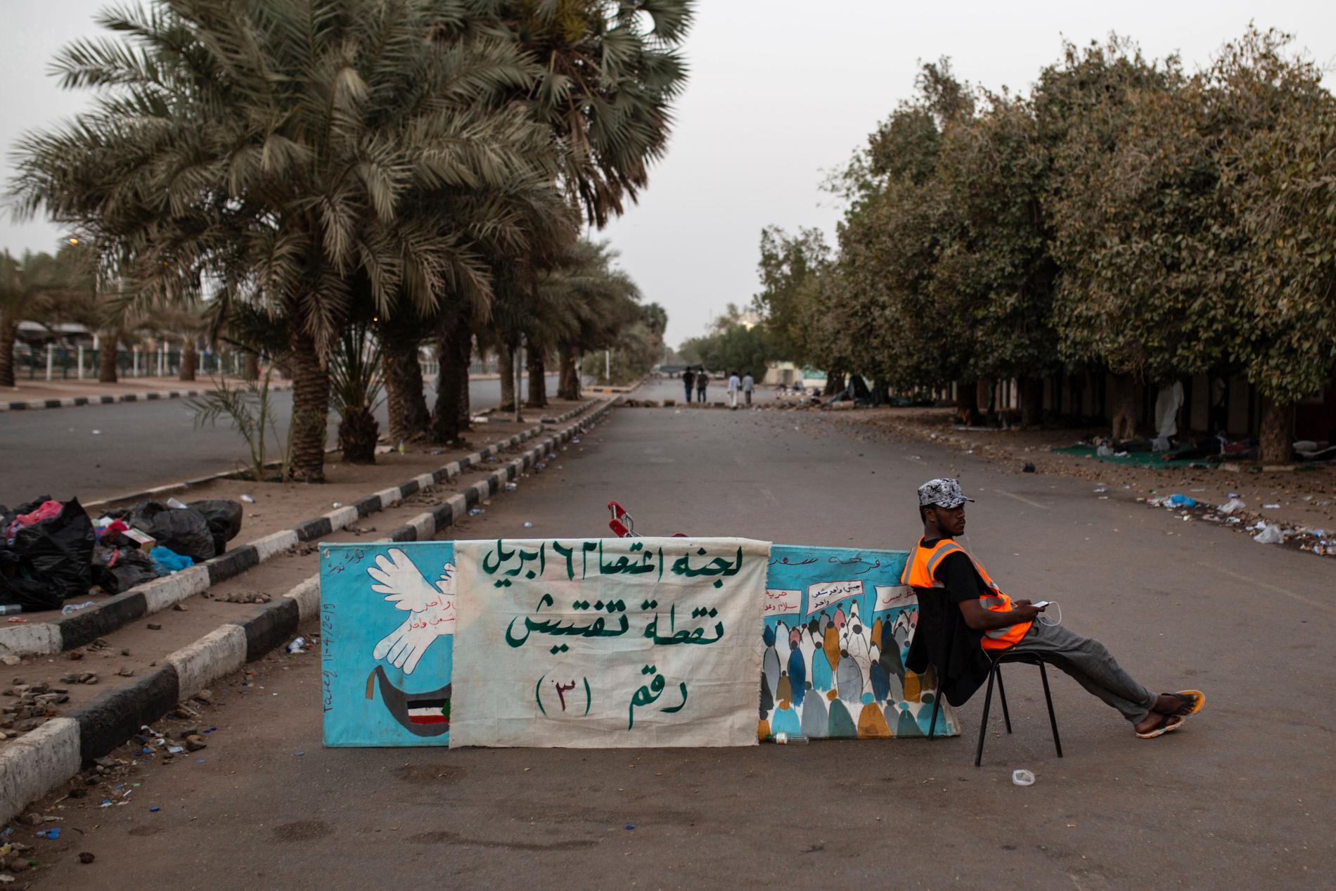En demonstrant vid en vägspärr I Khartum. Arkivbild.