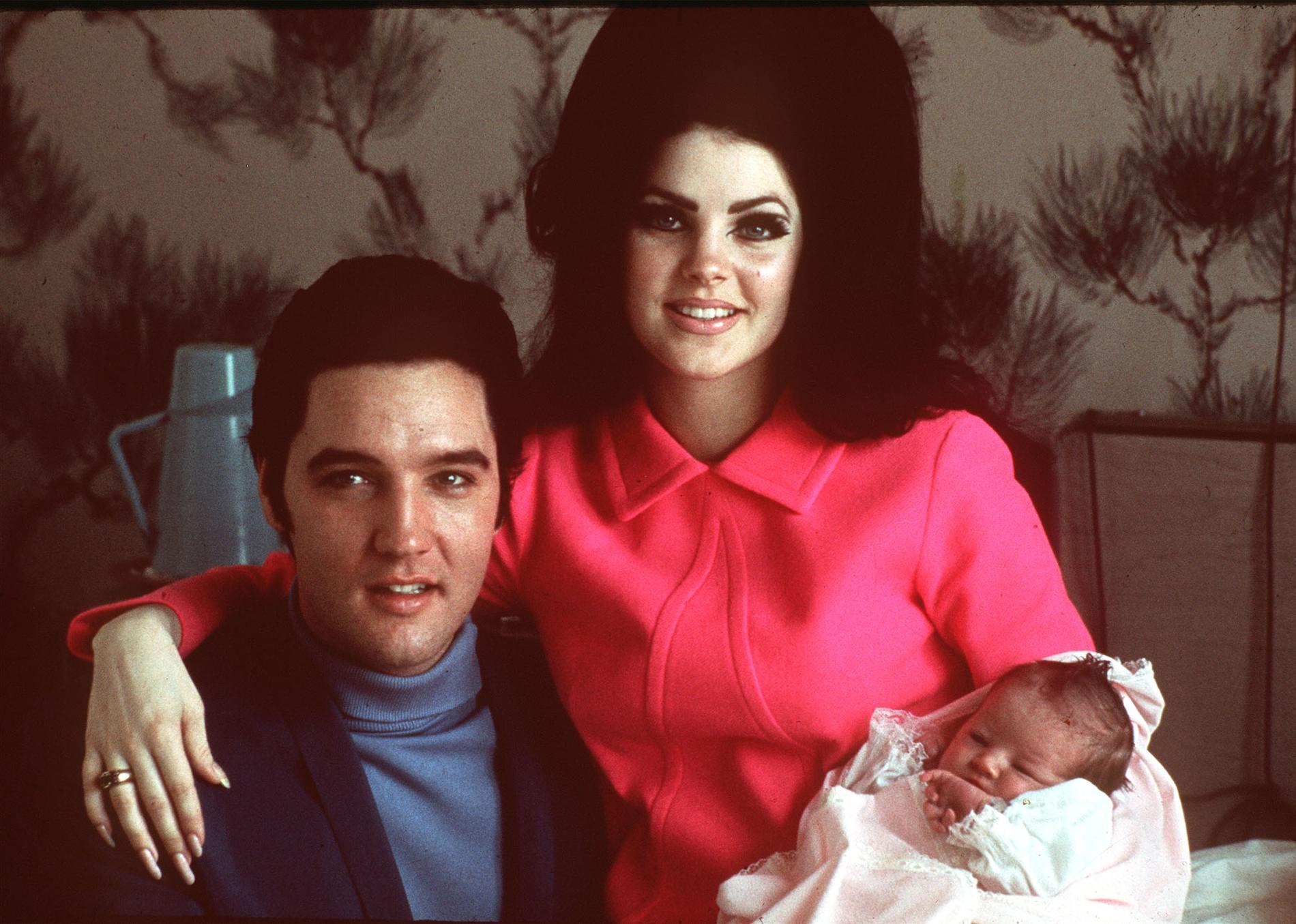 Elvis och Priscilla Presley med sin nyfödda dotter Lisa Marie i februari 1968. Arkivbild.