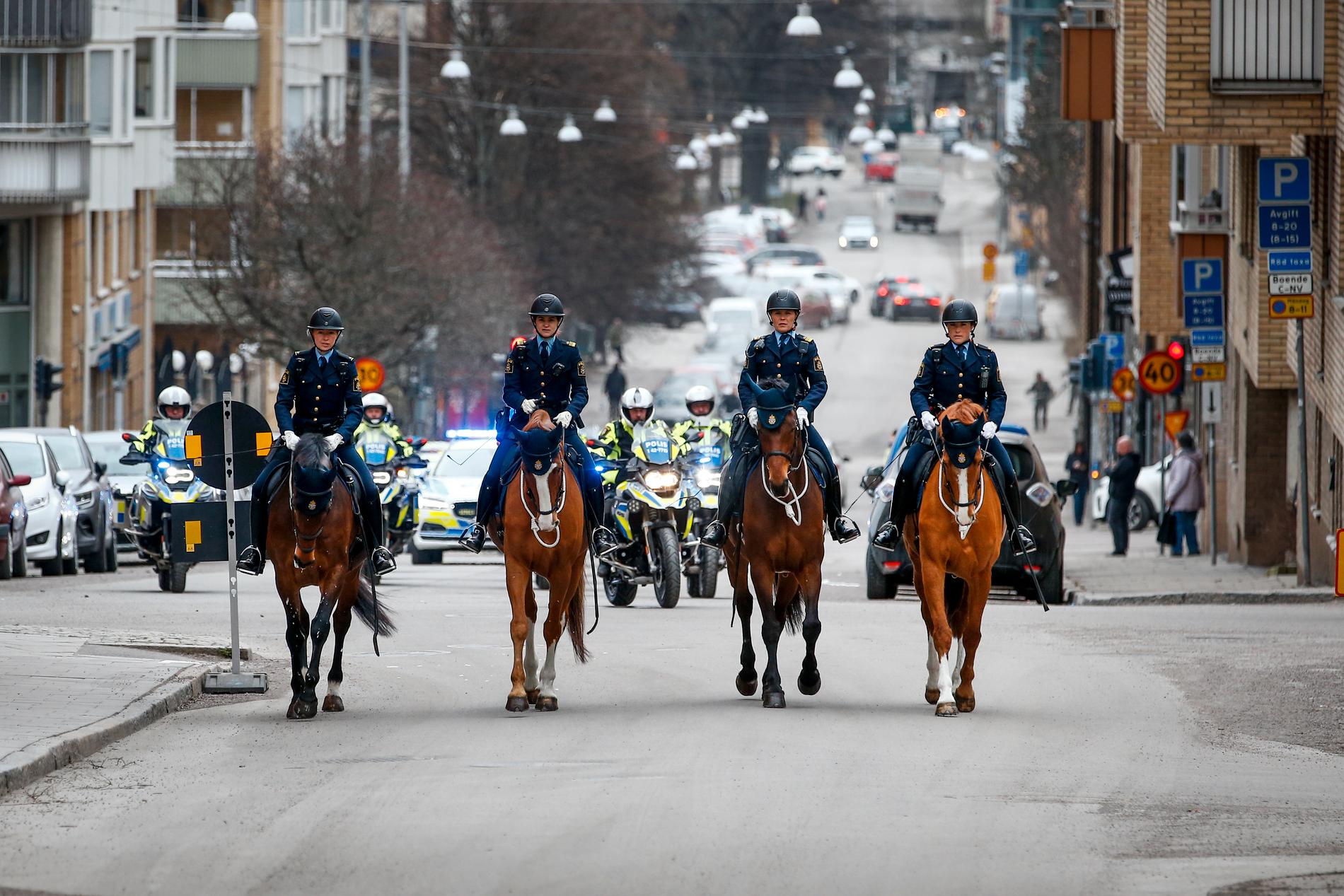 Ridande poliser inför begravningen. 