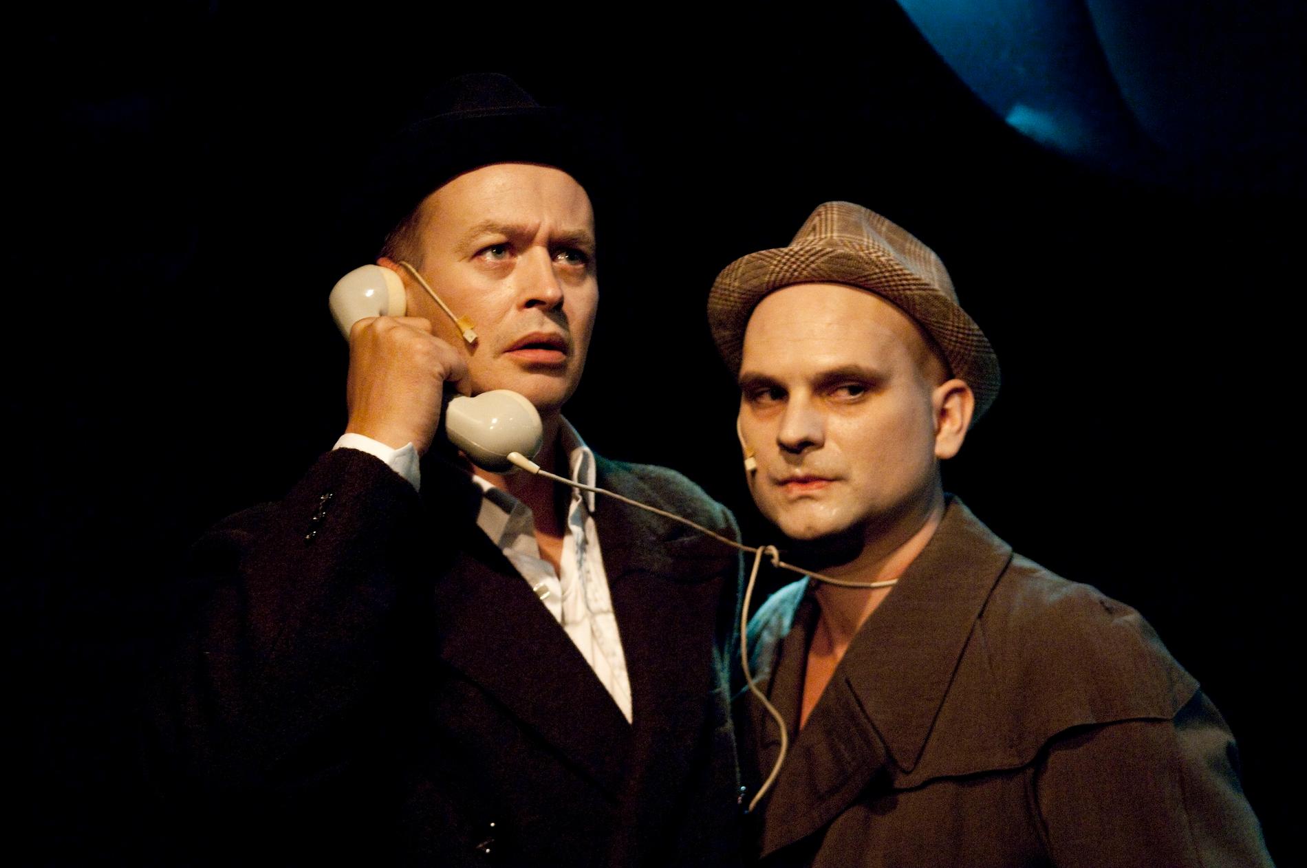 Tobias Ekstrand och Andreas Liljeholm i "Det sitter någon på vingen".