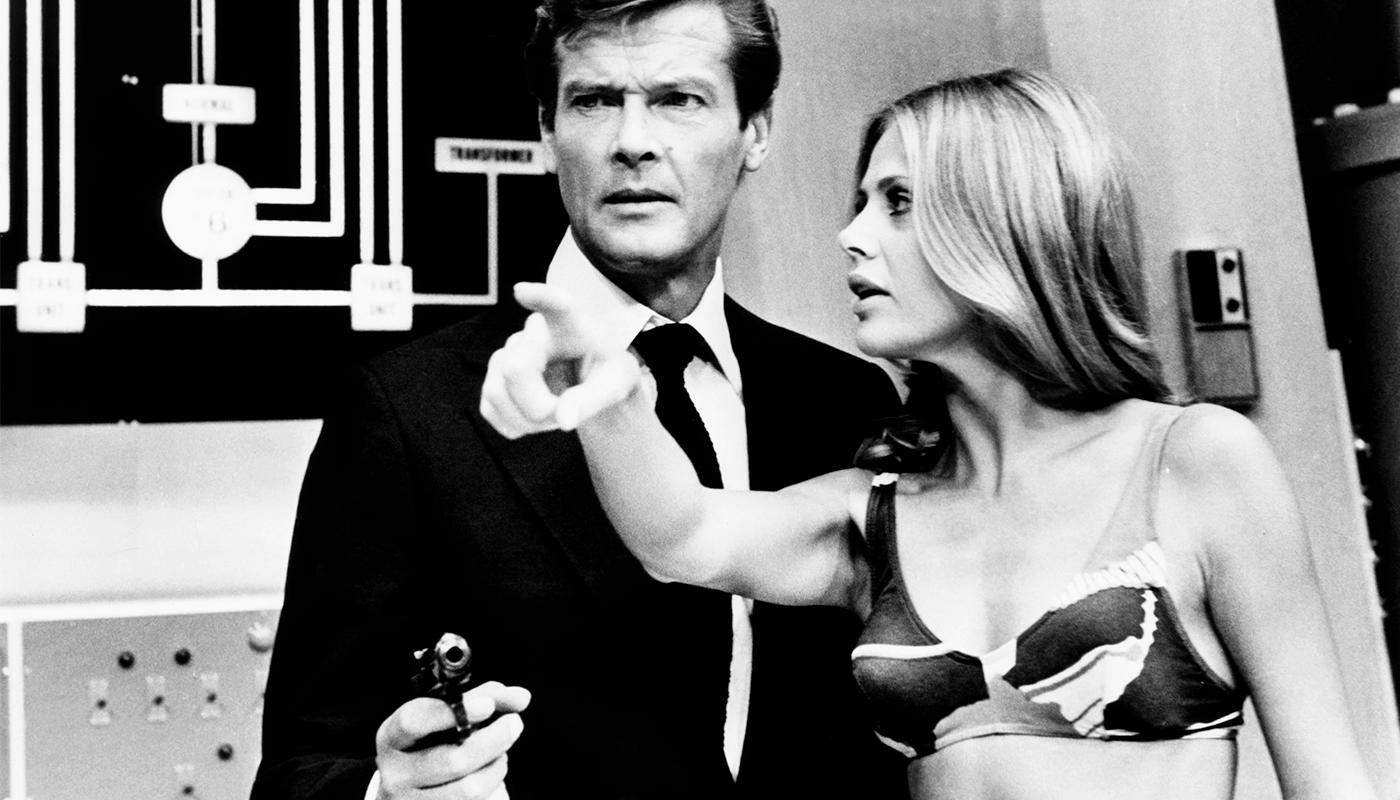 Roger Moore och Britt Ekland spelade mot varandra i Bond-filmen.