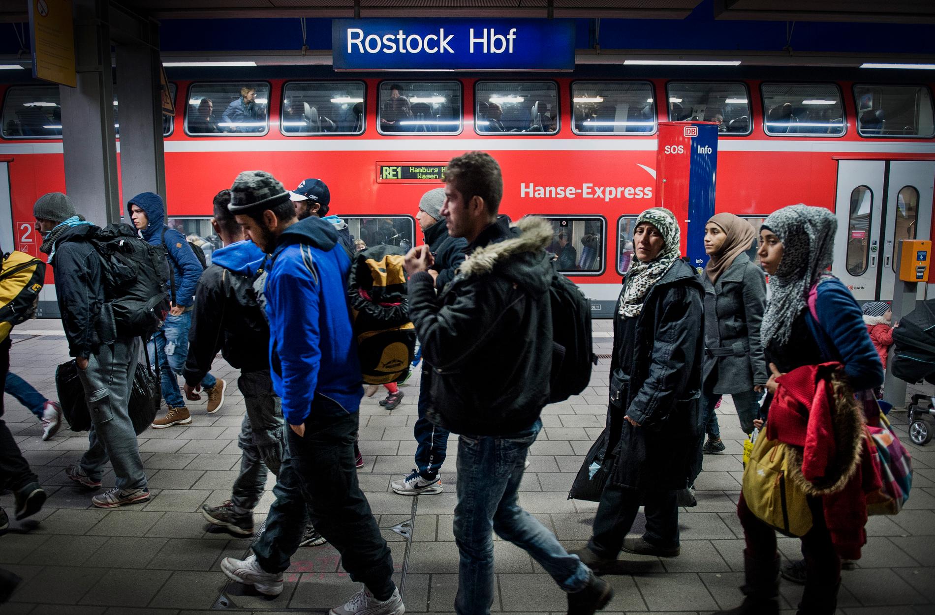 Flyktingar anländer till centralstationen i Rostock 2015.