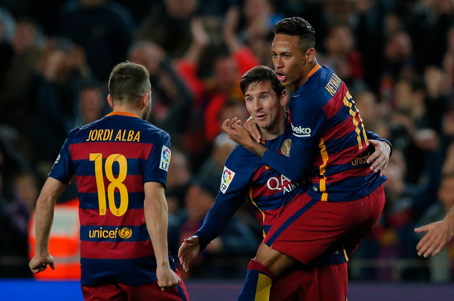 Neymar och Messi firar ett av alla mål den gångna säsongen.