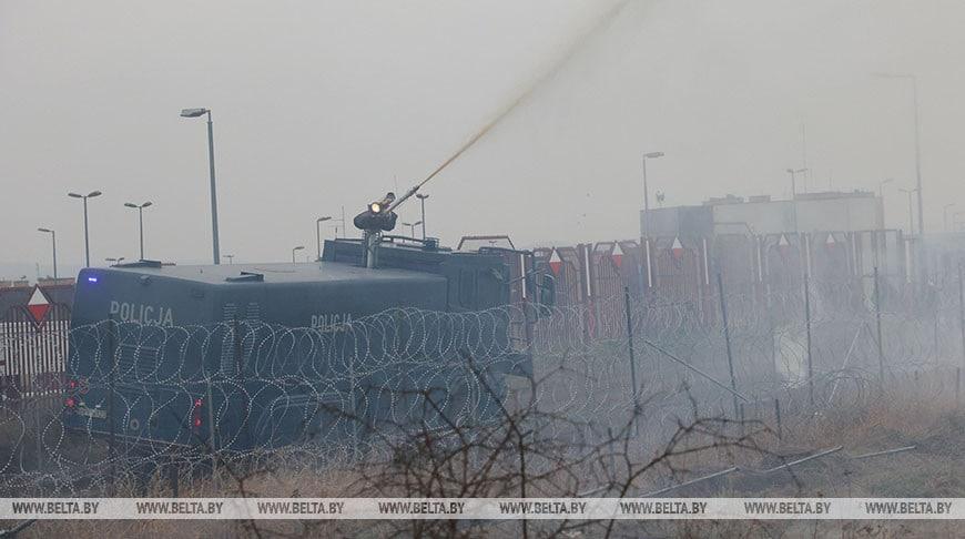 Under tisdagen använde Polen vattenkanoner mot migranterna vid gränsen.