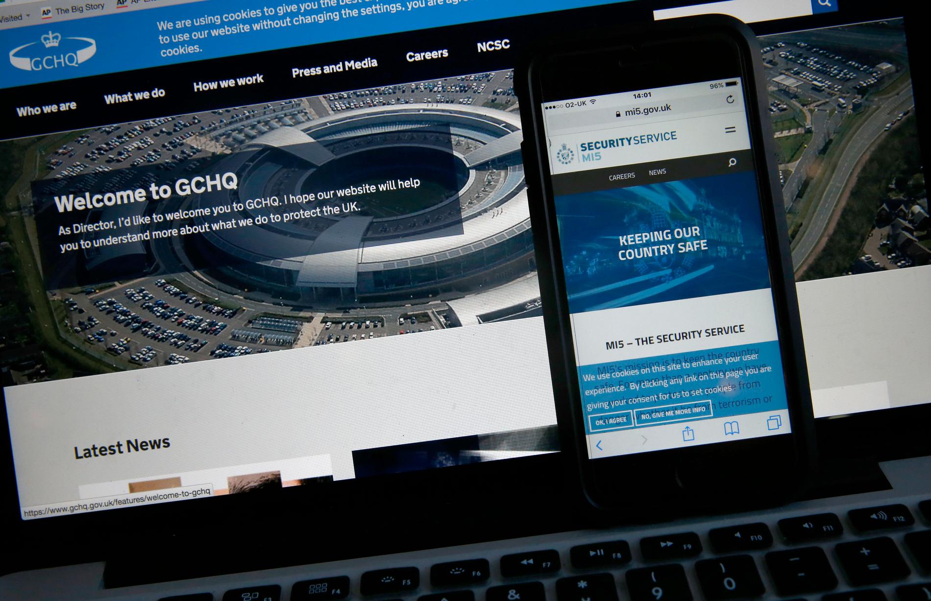 Det brittiska underrättelseorganet GCHQ:s hemsida, liksom säkerhetstjänsten MI5:s, visade på en dator och en mobiltelefon. Arkivbild.