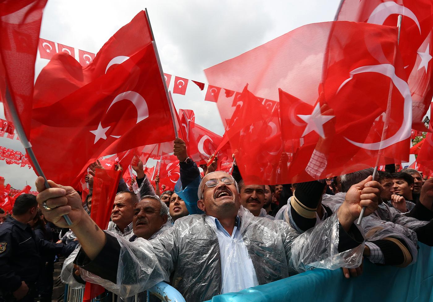 RÖSTAR I MORGON När de turkiska väljarna går till valurnorna i morgon borde de peka ut en ny kurs för sitt land. Då kan de bli en del av den europeiska framgångssagan och slippa falla tillbaka till en halvdemokrati.