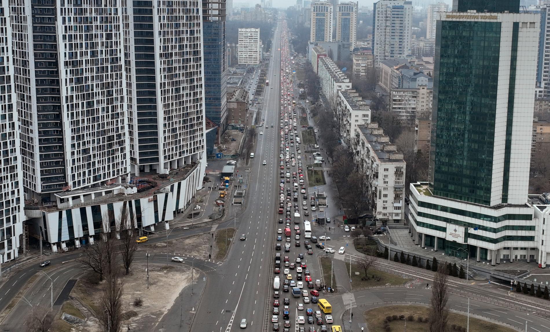 Stopp i trafiken när Kievs befolkning försöker lämna staden.