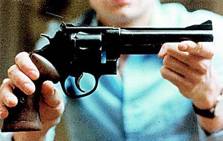 Revolver som stals hos filmregissören Arne Sucksdorff 1977. Mannen som stal vapnet var kompis med Sigge Cedergren som lånade ut ett vapen till Christer Pettersson.Foto: POLISEN