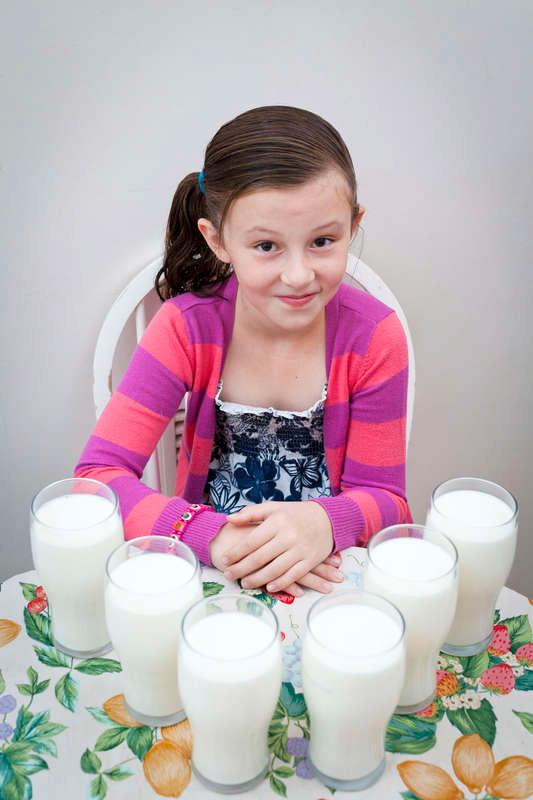 Ät... Dricka bör manHolly, 9, måste varje dag dricka stora mängder mjölk uppblandad med majsmjöl – annars faller hon i koma och dör.