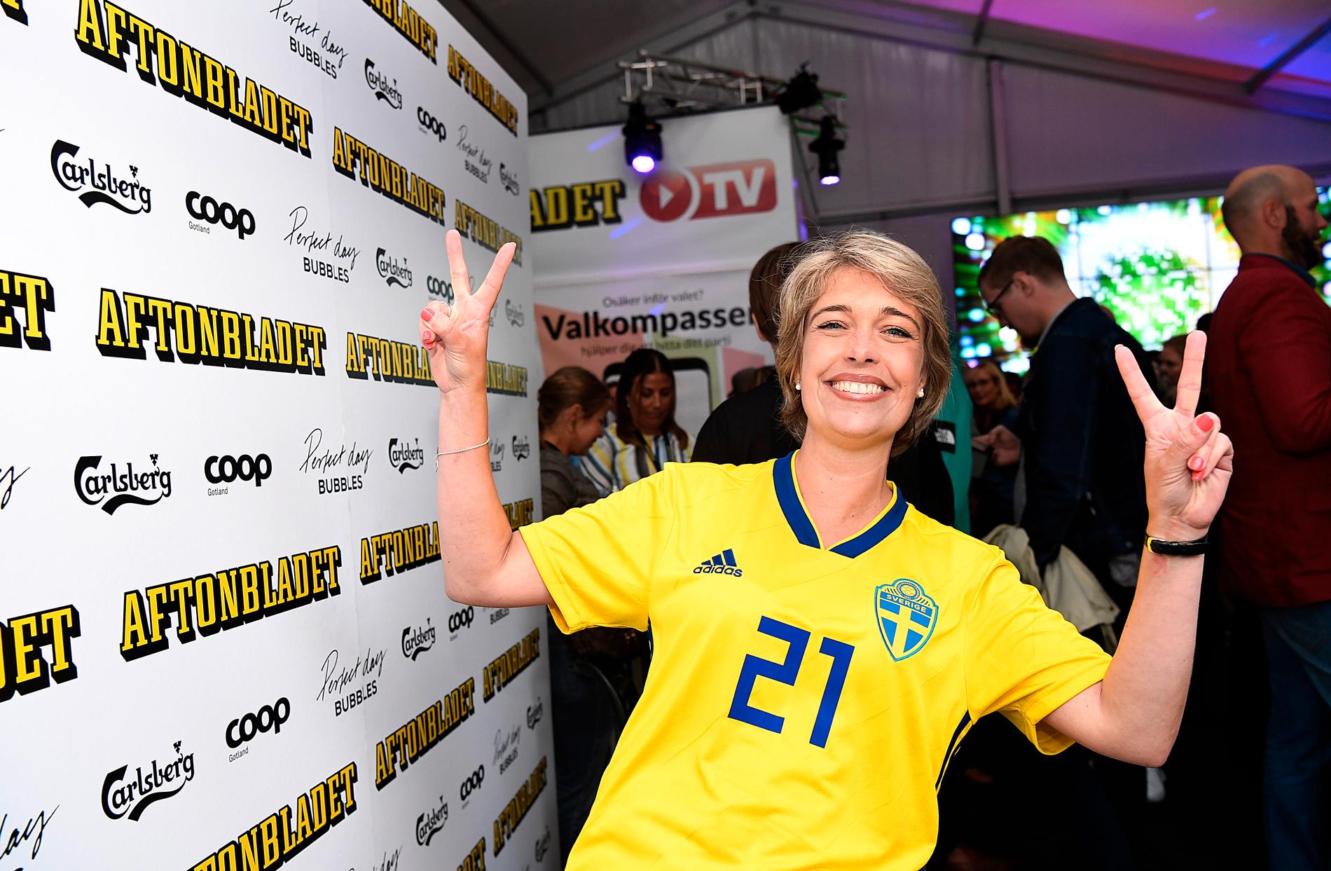 Sedan fotbolls-VM började har socialminister Annika Strandhäll i princip levt i sin sverigetröja. Den här kvällen fick den till och med följa med på fest. 