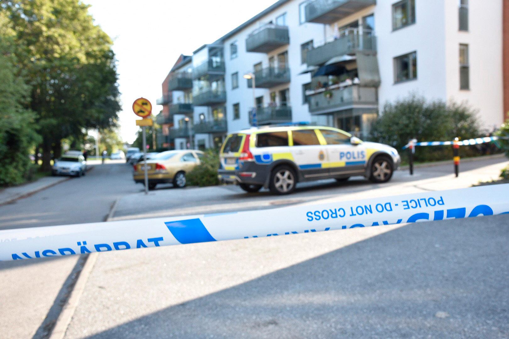 En kvinna har skjutits till döds i Vällingby.
