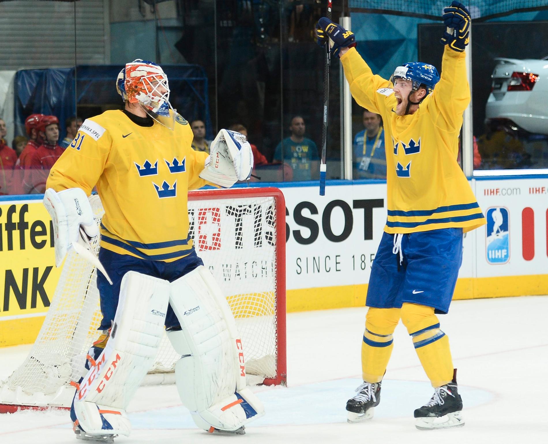 Mattias Ekholm jublar tillsammans med målvakten Anders Nilsson.