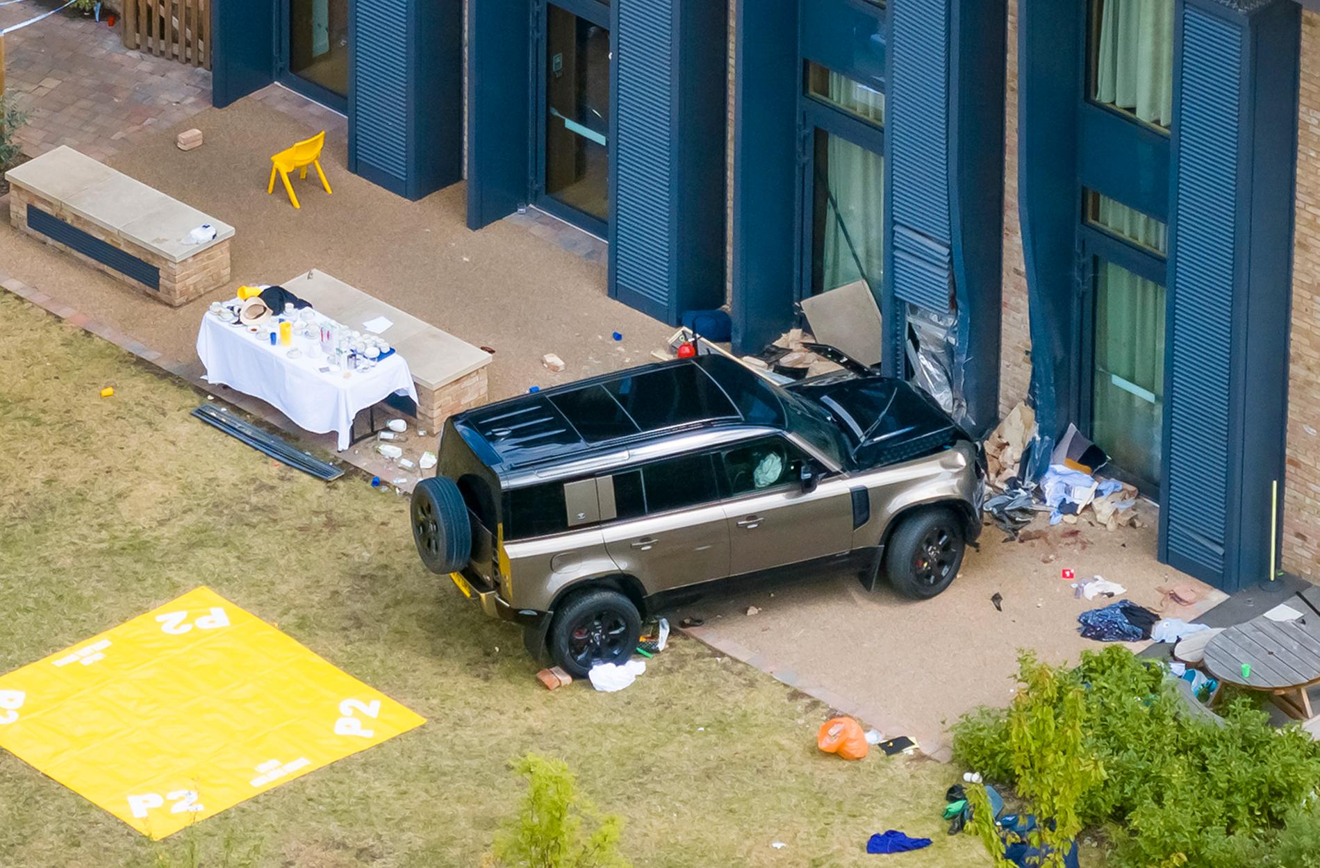 En Range Rover kraschade in i en skola i Wimbledon under torsdagen.