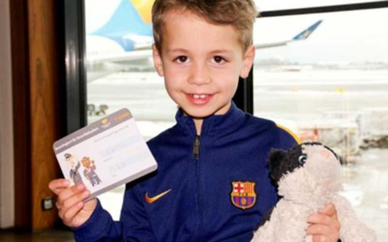 Nu får även barnens favoritgosedjur egna boardingkort på semestern. Här är Gustav Cebrian, sju år, tillsammans med gosekatten Katti med sitt boardingkort