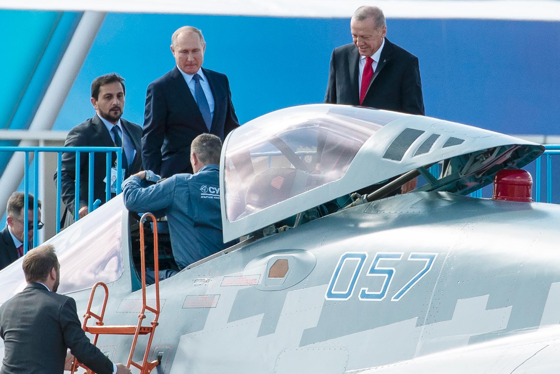Rysslands president Vladimir Putin och hans turkiske motsvarighet Rcep Tayyip Erdogan inledde toppmötet med att besöka en flyguppvisning utanför Moskva.