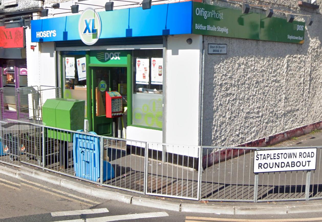 Personalen på postkontoret i Carlow, Irland, blev misstänksamma efter att de försökt få kontakt med mannen.