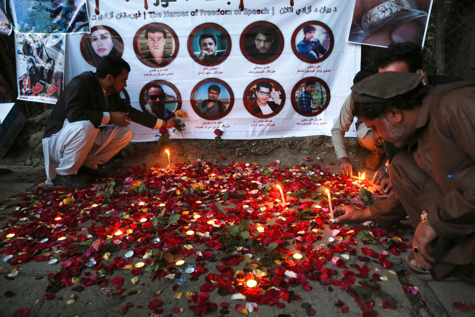 Människor tänder ljus vid en minnesplats i Kabul för att hedra de nio afghanska journalister som dödades i en självmordsattack i huvudstaden i slutet av april.