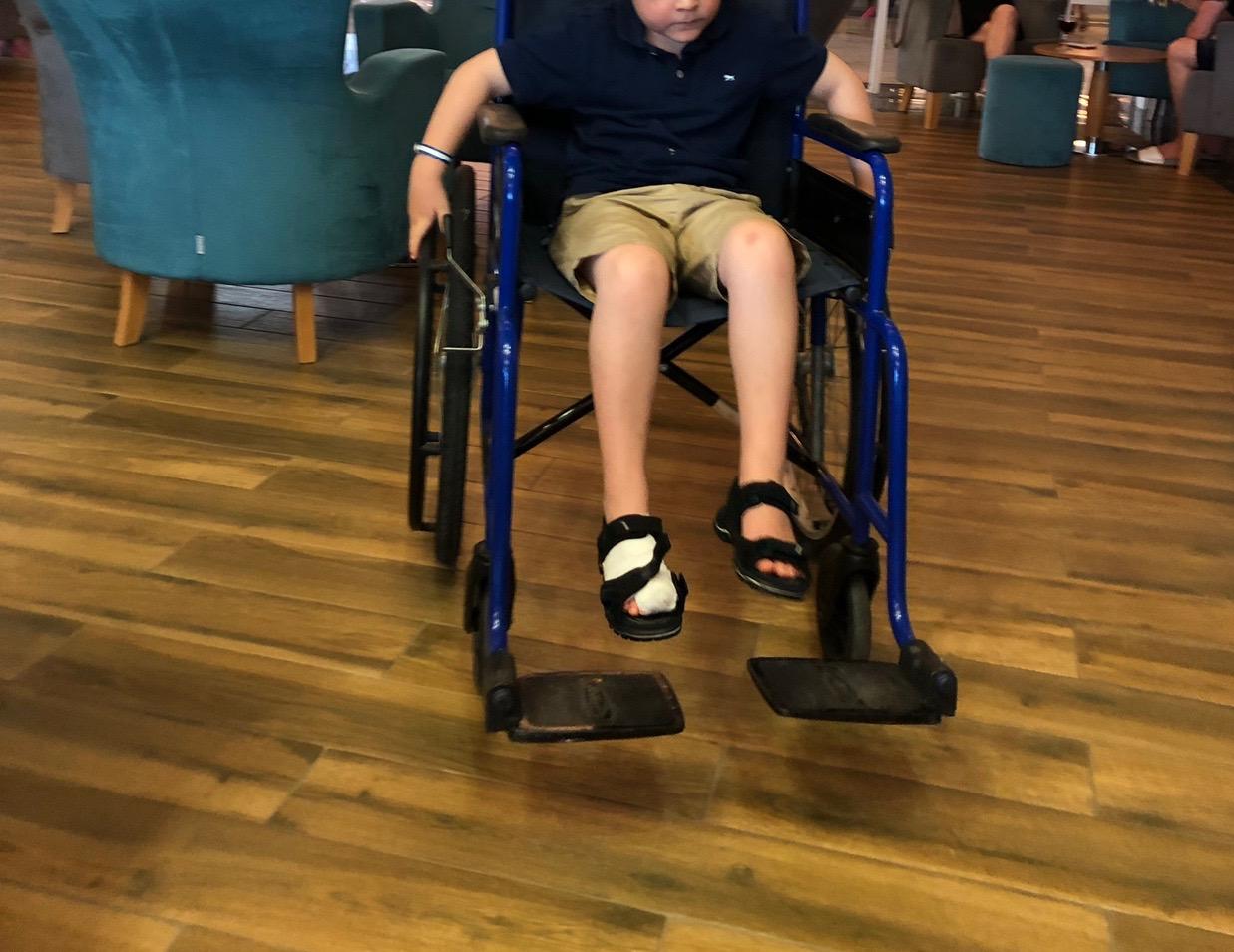 På slutet av resan hade han en rullstol så att han kunde ta sig ut lite. 