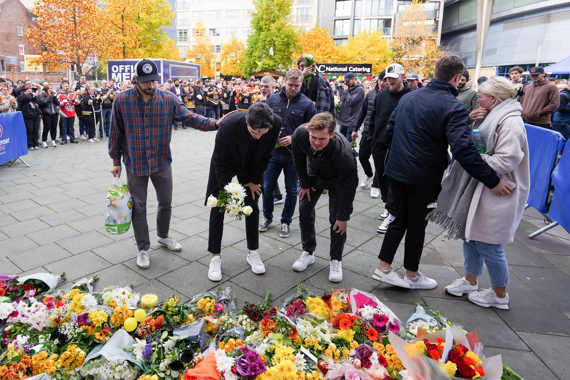 Människor samlades utanför Nottinghams Steelers hemmaarena under söndagen för att sörja och minnas Adam Johnson.