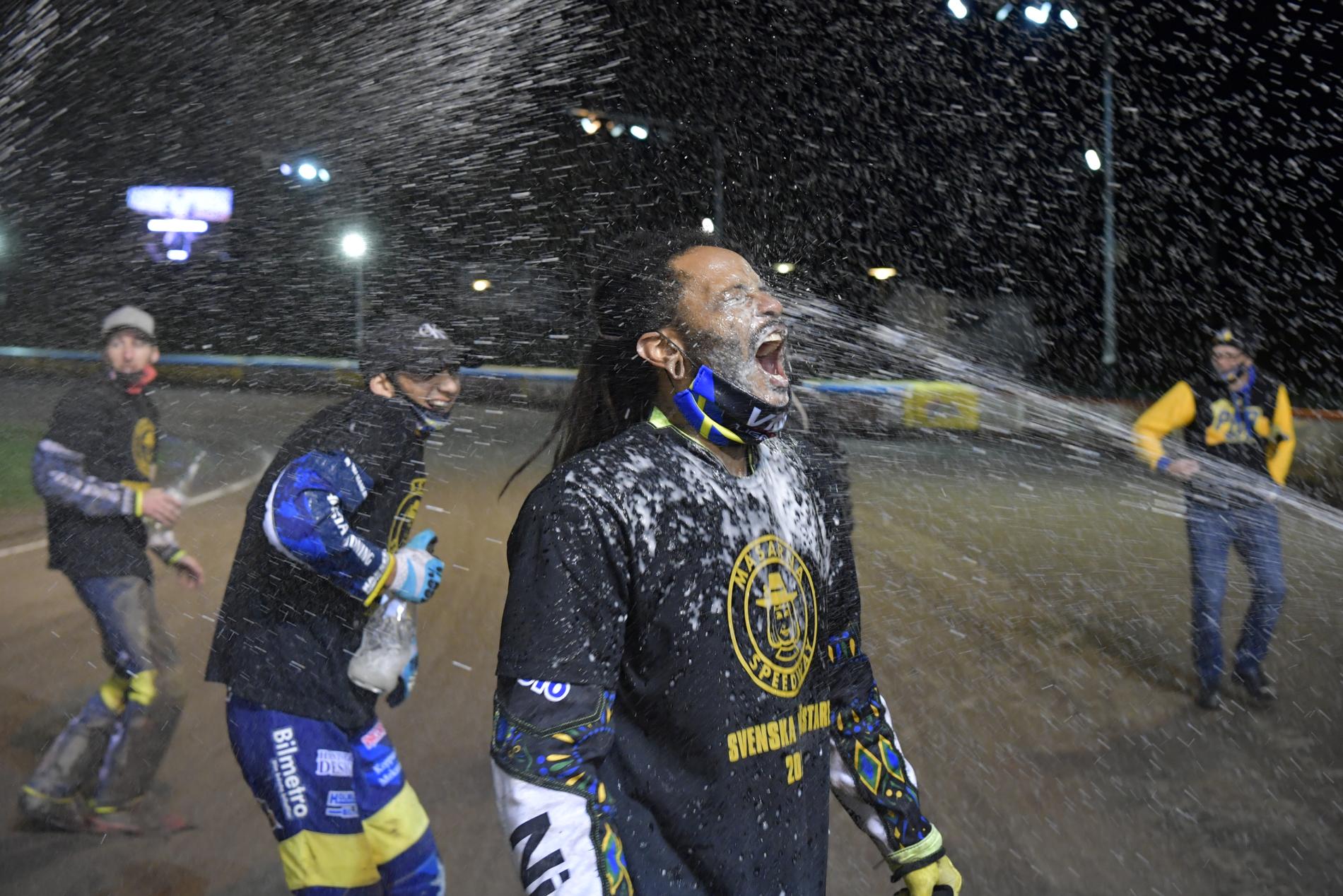 Antonio Lindbäck firar Masarnas seger i SM-finalen i speedway i Kumla.