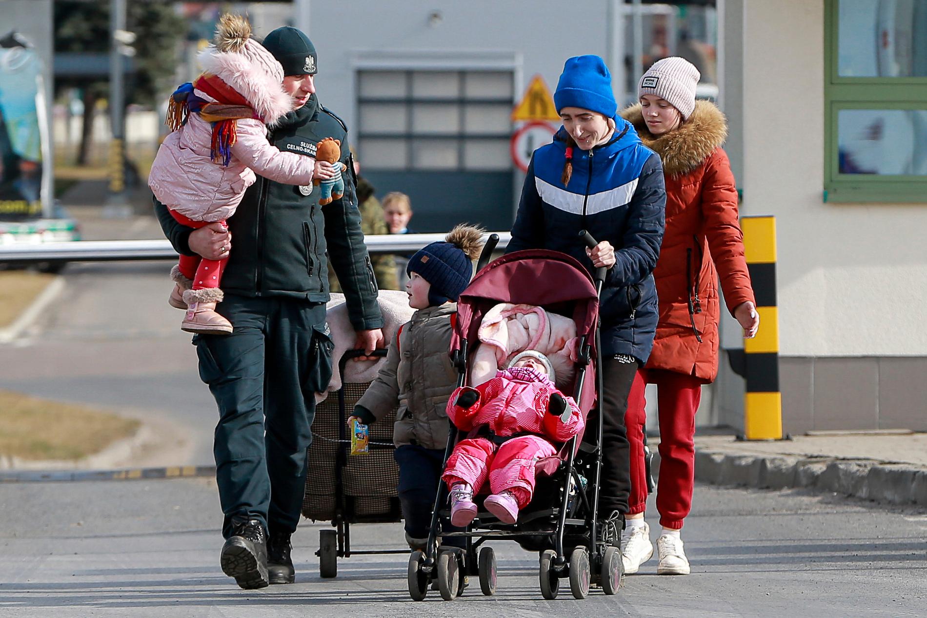 Refugjatët nga Ukraina shpërngulen në Poloni.