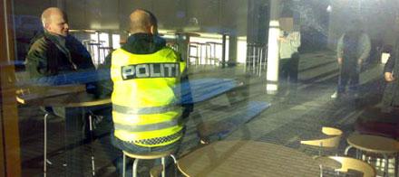 Polis vaktade på måndagen skolan i norska Askøy.