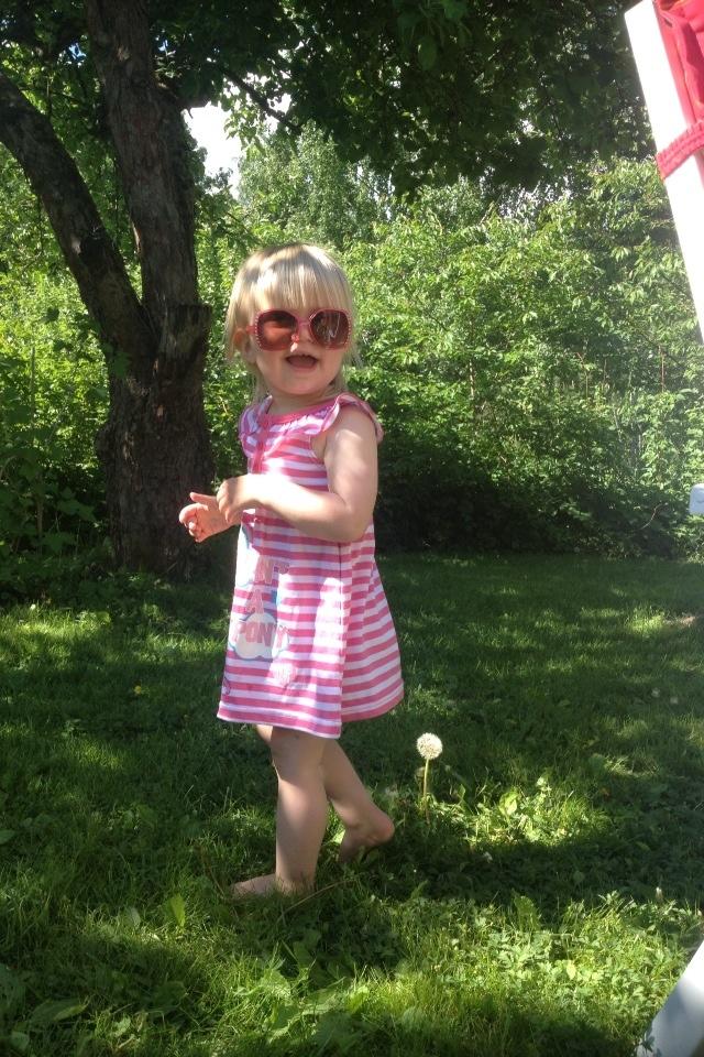 Min dotter Molly busar runt i mormor och morfars trädgård, underbara svenska sommar!