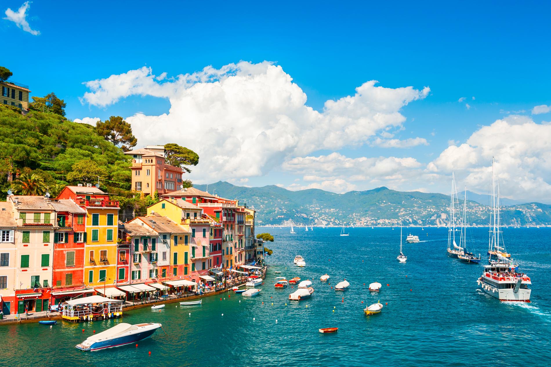 Portofino har blivit en populär destination för turister, och extra populär bland kändisar. 