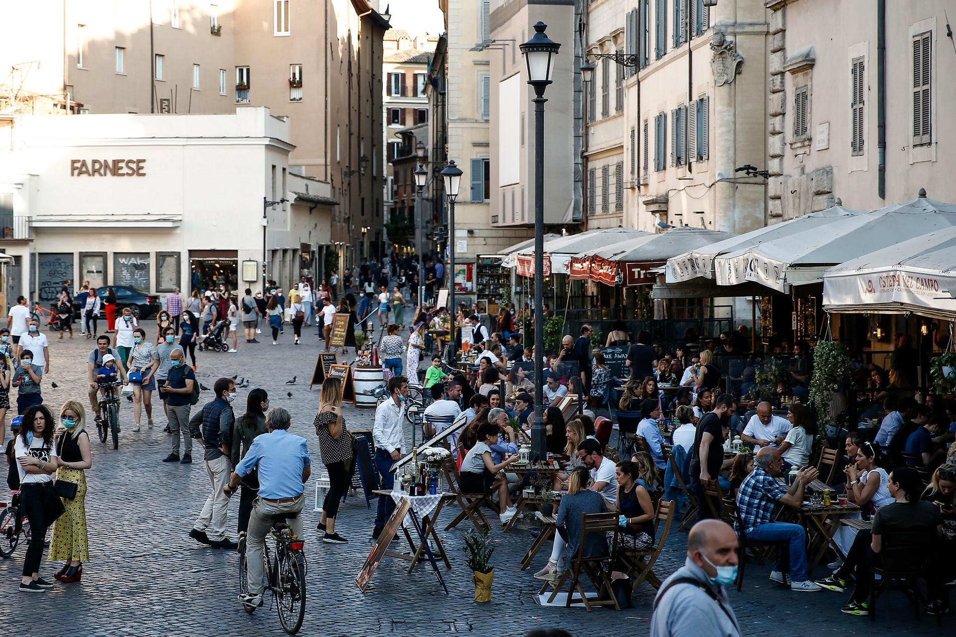 Italienare på ett torg i centrala Rom i söndags.