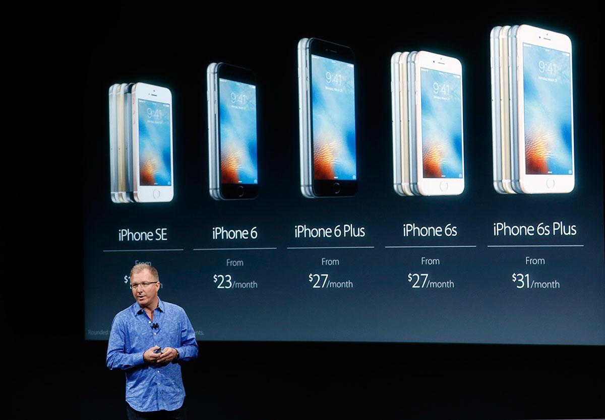 Apples vice vd Greg Joswiak presenterar den nya iPhone SE i Cupertino, Californien.