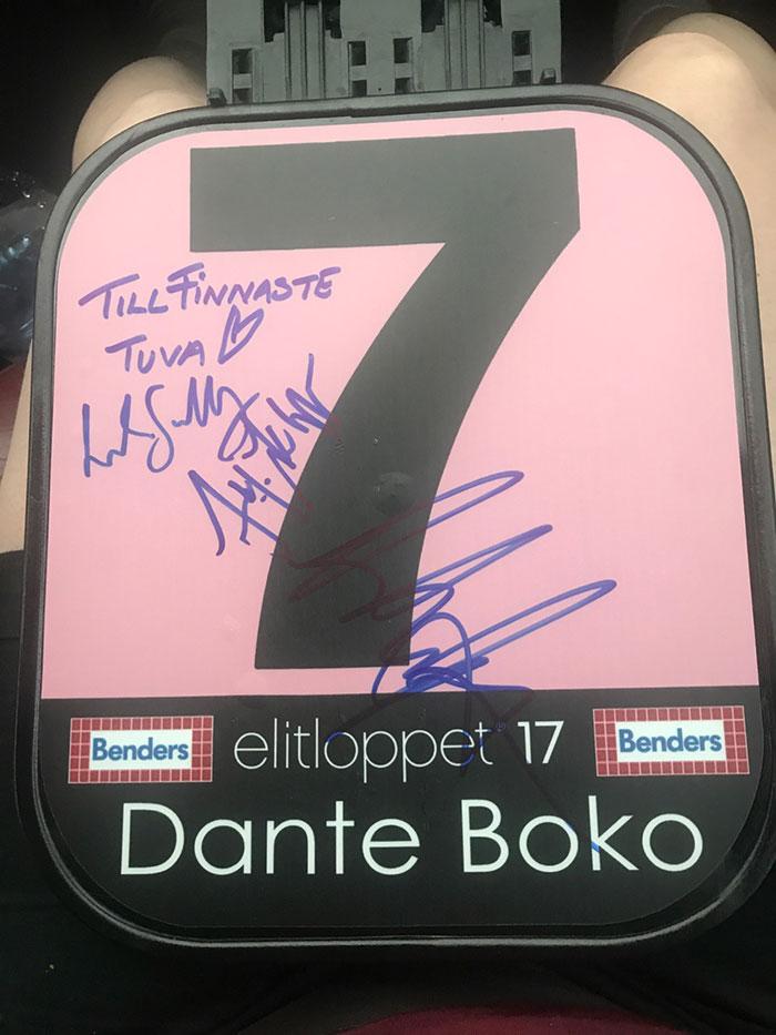 Tuva fick Elitloppshästen Dante Bokos nummerbricka signerad.